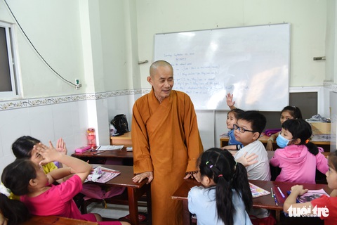 Chùa ở TP.HCM 10 năm dạy miễn phí 6 ngoại ngữ - Ảnh 1. Chùa ở TP.HCM 10 năm dạy miễn phí 6 ngoại ngữ - Ảnh 1.