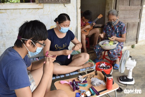 Bà ngoại và mẹ đẩy xe bán đồ ăn nuôi con trai 11 tuổi mê cổ nhạc - Ảnh 6. Bà ngoại và mẹ đẩy xe bán đồ ăn nuôi con trai 11 tuổi mê cổ nhạc - Ảnh 6.