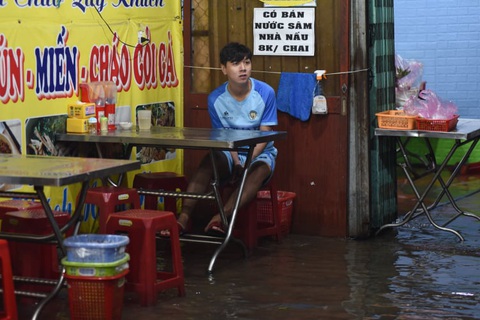 TP.HCM mưa liên tục nhiều giờ, dân bì bõm lội nước trên hàng loạt tuyến đường - Ảnh 9. TP.HCM mưa liên tục nhiều giờ, dân bì bõm lội nước trên hàng loạt tuyến đường - Ảnh 9.
