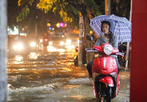 TP.HCM mưa liên tục nhiều giờ, dân bì bõm lội nước trên hàng loạt tuyến đường - Ảnh 4. TP.HCM mưa liên tục nhiều giờ, dân bì bõm lội nước trên hàng loạt tuyến đường - Ảnh 4.