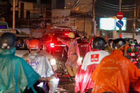 TP.HCM mưa liên tục nhiều giờ, dân bì bõm lội nước trên hàng loạt tuyến đường - Ảnh 5. TP.HCM mưa liên tục nhiều giờ, dân bì bõm lội nước trên hàng loạt tuyến đường - Ảnh 5.