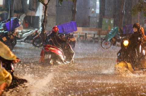 TP.HCM mưa liên tục nhiều giờ, dân bì bõm lội nước trên hàng loạt tuyến đường - Ảnh 6. TP.HCM mưa liên tục nhiều giờ, dân bì bõm lội nước trên hàng loạt tuyến đường - Ảnh 6.