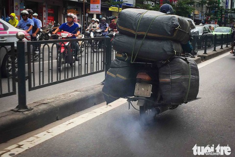 Xe máy phế liệu nhả khói đen, chở hàng cồng kềnh trên phố Hà Nội - Ảnh 1. Xe máy phế liệu nhả khói đen, chở hàng cồng kềnh trên phố Hà Nội - Ảnh 1.