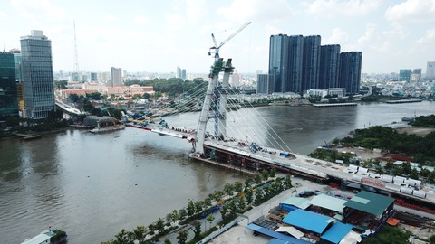 Cầu Thủ Thiêm 2 chưa lắp đủ dây văng vì chờ giải tỏa Nhà máy Ba Son - Ảnh 1. Cầu Thủ Thiêm 2 chưa lắp đủ dây văng vì chờ giải tỏa Nhà máy Ba Son - Ảnh 1.