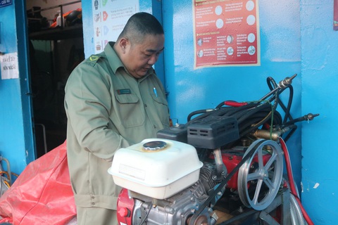Gặp bảo vệ tổ dân phố tự chế máy cứu hỏa chuyên trị ở các hẻm nhỏ - Ảnh 1. Gặp bảo vệ tổ dân phố tự chế máy cứu hỏa chuyên trị ở các hẻm nhỏ - Ảnh 1.