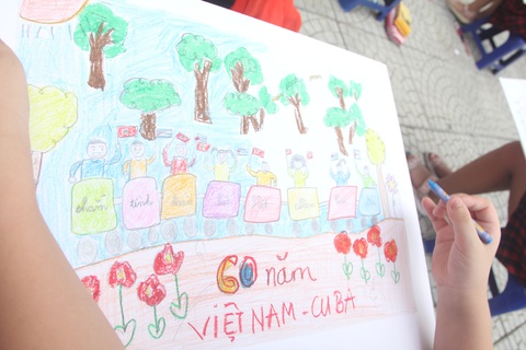 In sách ảnh Việt Nam - Cuba thắm tình đoàn kết từ tranh thiếu nhi - Ảnh 4. In sách ảnh Việt Nam - Cuba thắm tình đoàn kết từ tranh thiếu nhi - Ảnh 4.