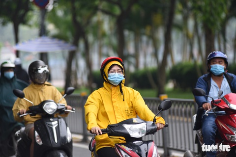 TP.HCM trời mù mịt từ sáng sớm, mưa lất phất như Tết Hà Nội - Ảnh 2. TP.HCM trời mù mịt từ sáng sớm, mưa lất phất như Tết Hà Nội - Ảnh 2.