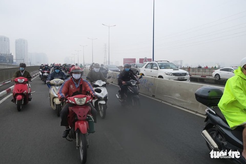 TP.HCM trời mù mịt từ sáng sớm, mưa lất phất như Tết Hà Nội - Ảnh 8. TP.HCM trời mù mịt từ sáng sớm, mưa lất phất như Tết Hà Nội - Ảnh 8.