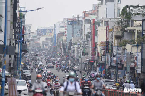 TP.HCM trời mù mịt từ sáng sớm, mưa lất phất như Tết Hà Nội - Ảnh 1. TP.HCM trời mù mịt từ sáng sớm, mưa lất phất như Tết Hà Nội - Ảnh 1.