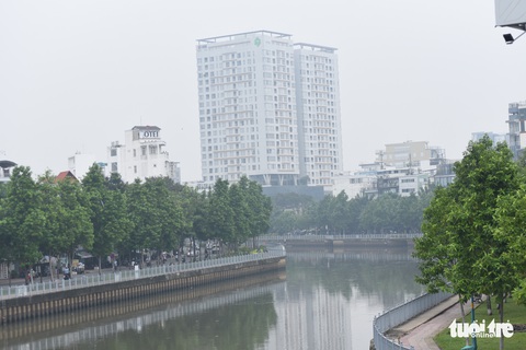 TP.HCM trời mù mịt từ sáng sớm, mưa lất phất như Tết Hà Nội - Ảnh 6. TP.HCM trời mù mịt từ sáng sớm, mưa lất phất như Tết Hà Nội - Ảnh 6.