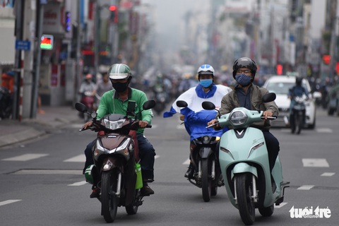 TP.HCM trời mù mịt từ sáng sớm, mưa lất phất như Tết Hà Nội - Ảnh 5. TP.HCM trời mù mịt từ sáng sớm, mưa lất phất như Tết Hà Nội - Ảnh 5.