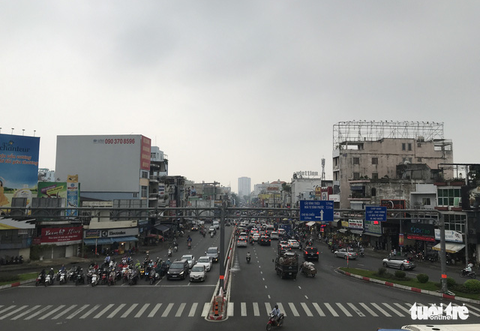 TP.HCM trời mù mịt từ sáng sớm, mưa lất phất như Tết Hà Nội - Ảnh 7. TP.HCM trời mù mịt từ sáng sớm, mưa lất phất như Tết Hà Nội - Ảnh 7.
