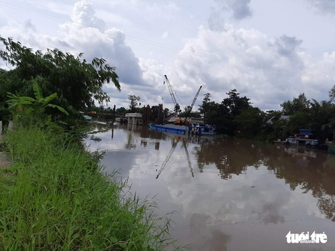 Chìm ghe chở 45 tấn gạo trên sông Cổ Cò - Ảnh 1. Chìm ghe chở 45 tấn gạo trên sông Cổ Cò - Ảnh 1.