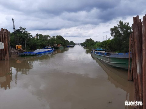 Chìm ghe chở 45 tấn gạo trên sông Cổ Cò - Ảnh 3. Chìm ghe chở 45 tấn gạo trên sông Cổ Cò - Ảnh 3.