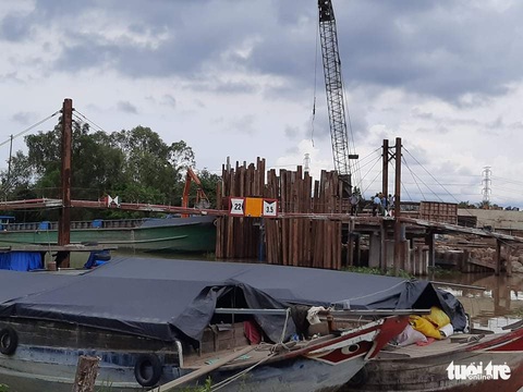 Chìm ghe chở 45 tấn gạo trên sông Cổ Cò - Ảnh 4. Chìm ghe chở 45 tấn gạo trên sông Cổ Cò - Ảnh 4.