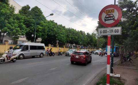 Hà Nội cấm taxi, xe hợp đồng trên 10 tuyến phố - Ảnh 1. Hà Nội cấm taxi, xe hợp đồng trên 10 tuyến phố - Ảnh 1.
