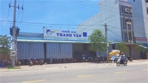 Cơ sở sản xuất chả cá tra tấn khu dân cư bằng mùi hôi nồng nặc - Ảnh 1. Cơ sở sản xuất chả cá tra tấn khu dân cư bằng mùi hôi nồng nặc - Ảnh 1.