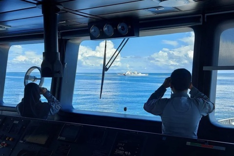 Tàu Indonesia xua tàu Trung Quốc ra khỏi EEZ sau 2 ngày nấn ná quá lâu - Ảnh 1. Tàu Indonesia xua tàu Trung Quốc ra khỏi EEZ sau 2 ngày nấn ná quá lâu - Ảnh 1.
