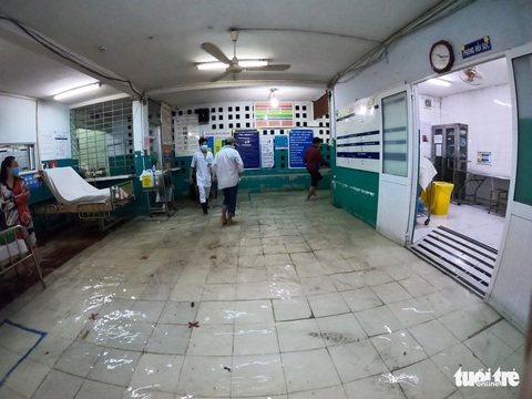 Đêm cấp cứu trong nước ngập lênh láng ở Bệnh viện Hóc Môn - Ảnh 6. Đêm cấp cứu trong nước ngập lênh láng ở Bệnh viện Hóc Môn - Ảnh 6.
