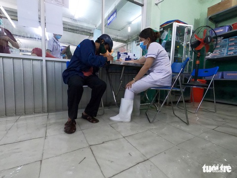 Đêm cấp cứu trong nước ngập lênh láng ở Bệnh viện Hóc Môn - Ảnh 7. Đêm cấp cứu trong nước ngập lênh láng ở Bệnh viện Hóc Môn - Ảnh 7.