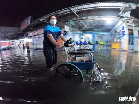 Đêm cấp cứu trong nước ngập lênh láng ở Bệnh viện Hóc Môn - Ảnh 9. Đêm cấp cứu trong nước ngập lênh láng ở Bệnh viện Hóc Môn - Ảnh 9.