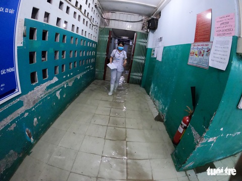 Đêm cấp cứu trong nước ngập lênh láng ở Bệnh viện Hóc Môn - Ảnh 2. Đêm cấp cứu trong nước ngập lênh láng ở Bệnh viện Hóc Môn - Ảnh 2.