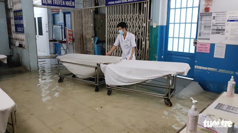 Đêm cấp cứu trong nước ngập lênh láng ở Bệnh viện Hóc Môn - Ảnh 11. Đêm cấp cứu trong nước ngập lênh láng ở Bệnh viện Hóc Môn - Ảnh 11.