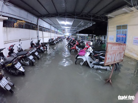 Đêm cấp cứu trong nước ngập lênh láng ở Bệnh viện Hóc Môn - Ảnh 12. Đêm cấp cứu trong nước ngập lênh láng ở Bệnh viện Hóc Môn - Ảnh 12.