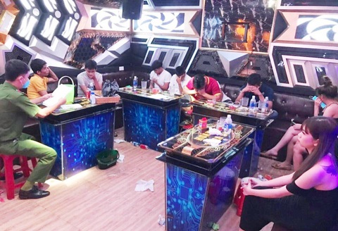 Biên bản vi phạm trước chưa ráo mực, quán karaoke lại để chục khách phê ma túy - Ảnh 1. Biên bản vi phạm trước chưa ráo mực, quán karaoke lại để chục khách phê ma túy - Ảnh 1.