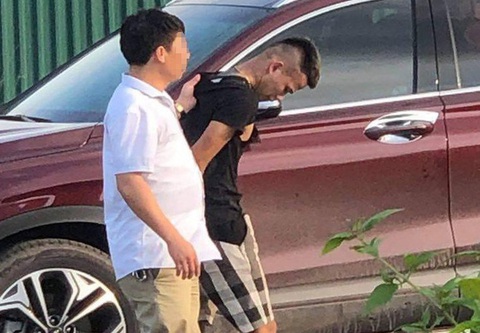 Khởi tố 2 người tông chết chiến sĩ cảnh sát vì bị dừng xe kiểm tra hàng cấm - Ảnh 1. Khởi tố 2 người tông chết chiến sĩ cảnh sát vì bị dừng xe kiểm tra hàng cấm - Ảnh 1.
