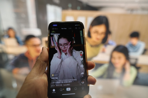 Báo Trung Quốc lý giải chuyện TikTok bị ép: Mỹ lép vế về công nghệ thuật toán - Ảnh 1. Báo Trung Quốc lý giải chuyện TikTok bị ép: Mỹ lép vế về công nghệ thuật toán - Ảnh 1.