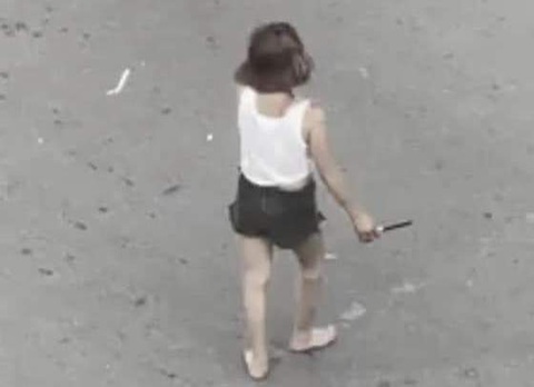 Người phụ nữ nghi ngáo đá cầm dao đứng giữa ngã tư tự đâm mình - Ảnh 1. Người phụ nữ nghi ngáo đá cầm dao đứng giữa ngã tư tự đâm mình - Ảnh 1.