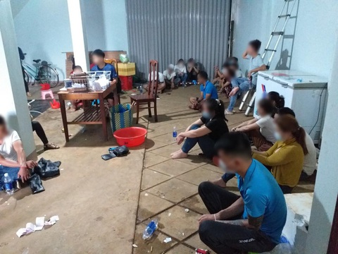 Gom con bạc thành nhóm, rồi đưa vào tầng hầm đánh bạc - Ảnh 1. Gom con bạc thành nhóm, rồi đưa vào tầng hầm đánh bạc - Ảnh 1.