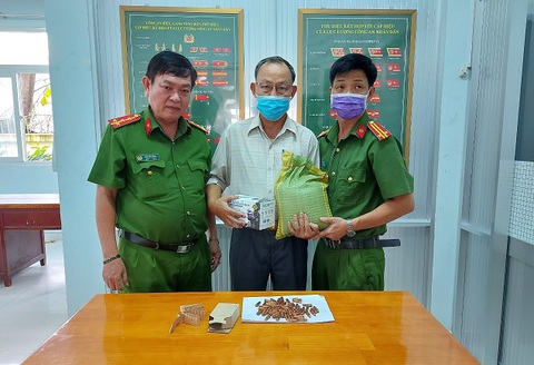 Công an tặng gạo, khẩu trang... cho người dân giao nộp vũ khí - Ảnh 1. Công an tặng gạo, khẩu trang... cho người dân giao nộp vũ khí - Ảnh 1.