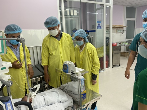 Bé 1,4kg bị bỏ trước cổng chùa An Lạc được cha mẹ đến xin nhận lại - Ảnh 2. Bé 1,4kg bị bỏ trước cổng chùa An Lạc được cha mẹ đến xin nhận lại - Ảnh 2.