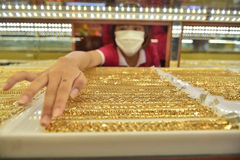 Giá vàng trong nước vẫn cao hơn thế giới 3,44 triệu đồng/lượng - Ảnh 1. Giá vàng trong nước vẫn cao hơn thế giới 3,44 triệu đồng/lượng - Ảnh 1.