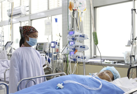 Cấp cứu nữ công nhân bị xe lu cán nát đùi tại công trường cao tốc Trung Lương - Mỹ Thuận - Ảnh 2. Cấp cứu nữ công nhân bị xe lu cán nát đùi tại công trường cao tốc Trung Lương - Mỹ Thuận - Ảnh 2.