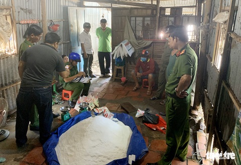 Bắt 2 vợ chồng thuê nhà trọ để sản xuất trà, bột ngọt giả nhiều nhãn mác - Ảnh 1. Bắt 2 vợ chồng thuê nhà trọ để sản xuất trà, bột ngọt giả nhiều nhãn mác - Ảnh 1.