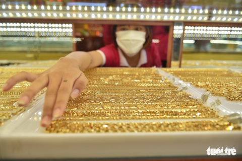 Giá vàng tăng giảm chóng mặt - Ảnh 1. Giá vàng tăng giảm chóng mặt - Ảnh 1.