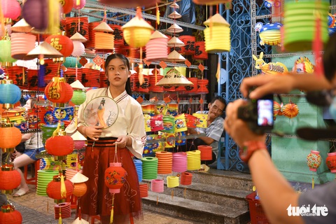 Phố đèn lồng lên đèn, bạn trẻ Sài Gòn lên đồ đi check-in - Ảnh 8. Phố đèn lồng lên đèn, bạn trẻ Sài Gòn lên đồ đi check-in - Ảnh 8.