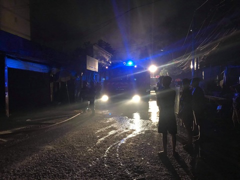 Dãy nhà trọ cháy lan sang kho hàng chuyển phát nhanh tại quận 9 - Ảnh 2. Dãy nhà trọ cháy lan sang kho hàng chuyển phát nhanh tại quận 9 - Ảnh 2.