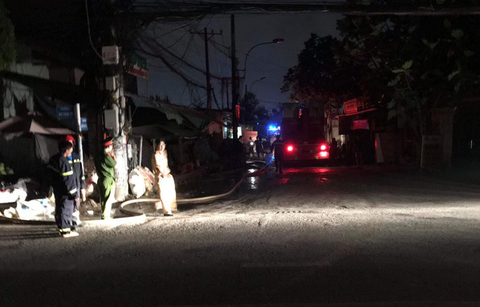 Dãy nhà trọ cháy lan sang kho hàng chuyển phát nhanh tại quận 9 - Ảnh 3. Dãy nhà trọ cháy lan sang kho hàng chuyển phát nhanh tại quận 9 - Ảnh 3.