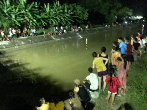 Bốn ông cháu đi xe máy thăm đồng lao xuống kênh, hai cháu chết, ông mất tích - Ảnh 1. Bốn ông cháu đi xe máy thăm đồng lao xuống kênh, hai cháu chết, ông mất tích - Ảnh 1.