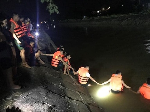 Bốn ông cháu đi xe máy thăm đồng lao xuống kênh, hai cháu chết, ông mất tích - Ảnh 2. Bốn ông cháu đi xe máy thăm đồng lao xuống kênh, hai cháu chết, ông mất tích - Ảnh 2.