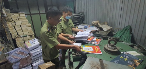 Thu giữ gần 60.000 sách giáo khoa, sách tham khảo bị làm giả - Ảnh 1. Thu giữ gần 60.000 sách giáo khoa, sách tham khảo bị làm giả - Ảnh 1.