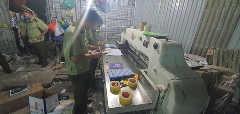 Thu giữ gần 60.000 sách giáo khoa, sách tham khảo bị làm giả - Ảnh 2. Thu giữ gần 60.000 sách giáo khoa, sách tham khảo bị làm giả - Ảnh 2.