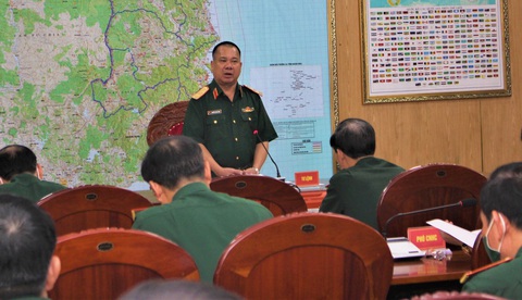 Tư lệnh Quân khu 5 trung tướng Nguyễn Long Cáng chỉ đạo ứng phó với bão số 5 - Ảnh: B.D Tư lệnh Quân khu 5 trung tướng Nguyễn Long Cáng chỉ đạo ứng phó với bão số 5 - Ảnh: B.D