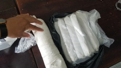Hai anh em chở 4kg thuốc nổ bị bắt trên đường phố Nha Trang - Ảnh 2. Hai anh em chở 4kg thuốc nổ bị bắt trên đường phố Nha Trang - Ảnh 2.