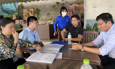 Thu hồi giấy kinh doanh quán cà phê có nhân viên đẩy rác xuống biển - Ảnh 2. Thu hồi giấy kinh doanh quán cà phê có nhân viên đẩy rác xuống biển - Ảnh 2.
