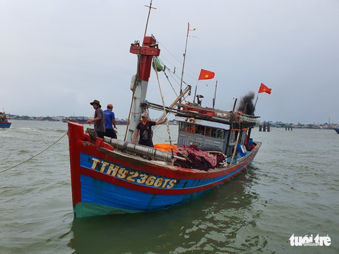 Cảng cá lớn nhất Thừa Thiên Huế hối hả trước giờ bão vào - Ảnh 2. Cảng cá lớn nhất Thừa Thiên Huế hối hả trước giờ bão vào - Ảnh 2.